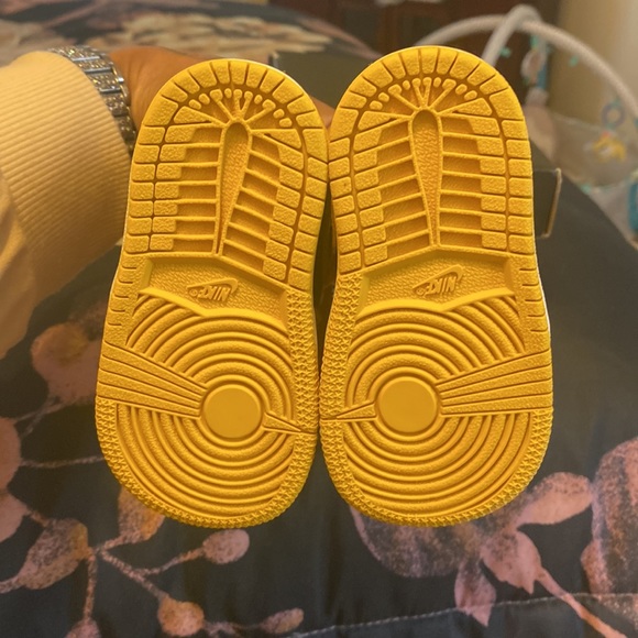 Jordan 1 retro high OG - Picture 3 of 4